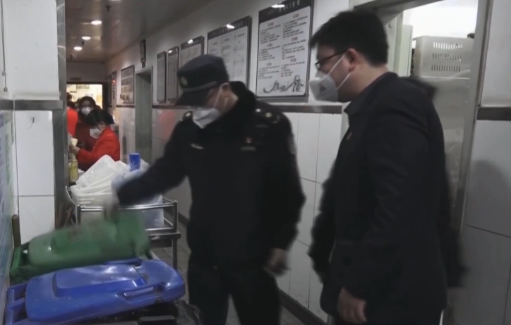 东城城管倡导餐饮单位和广大市民践行“光盘行动”