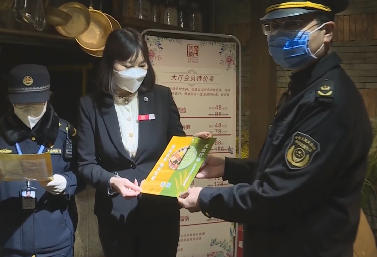 优化营商环境：东城城管为新开业门店企业送“服务包”