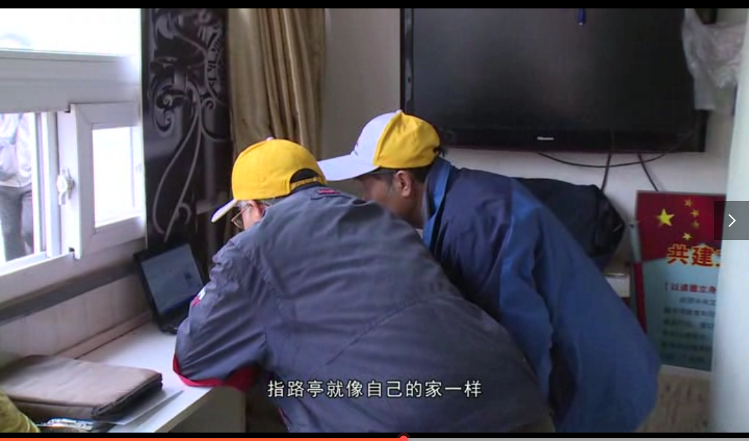《路在前方 夕阳正浓——记东城区建国门街道北京站党员义务指路队》