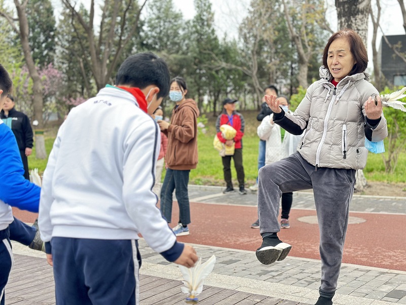 堂前燕毽子制作技艺代表性传承人殷文老师带大家一起踢毽子.jpg
