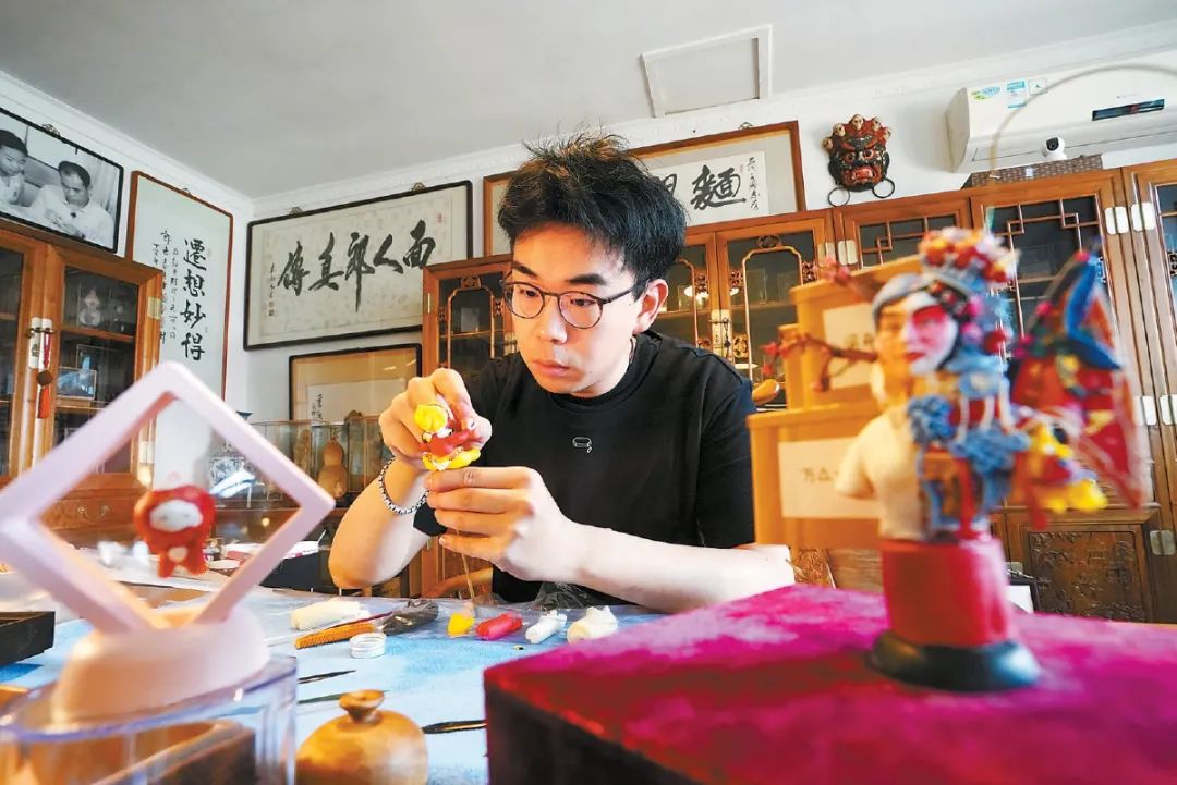 这个北大毕业的东城小伙儿， 捏面人捏成了“网红”3.jpg