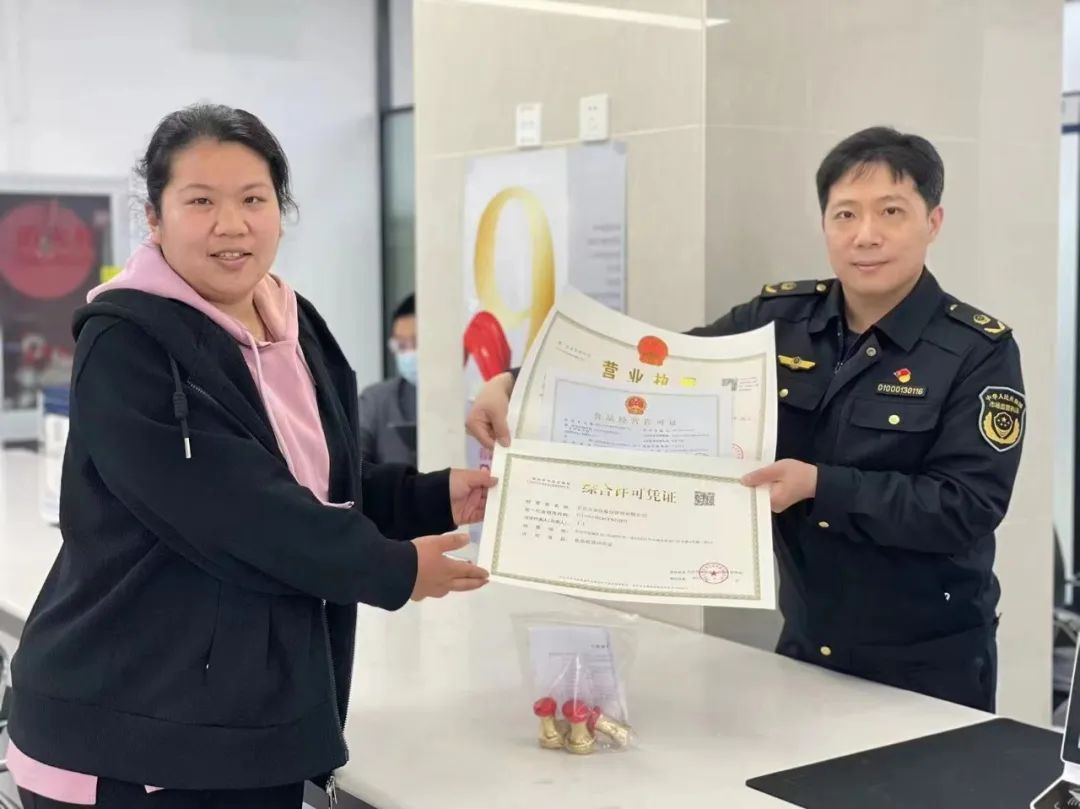 审批再简化!证照一天全办完,企业直呼“太方便了”.jpg 审批再简化!证照一天全办完,企业直呼“太方便了”.jpg