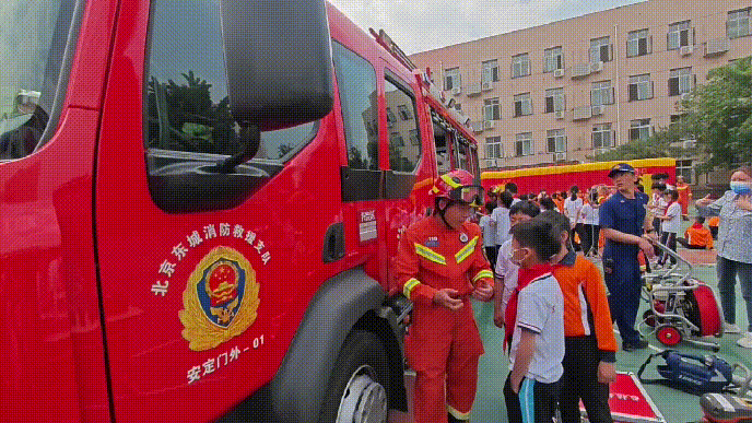 逃生结绳、止血包扎、海姆立克急救……今天，孩子们学了这些8.gif