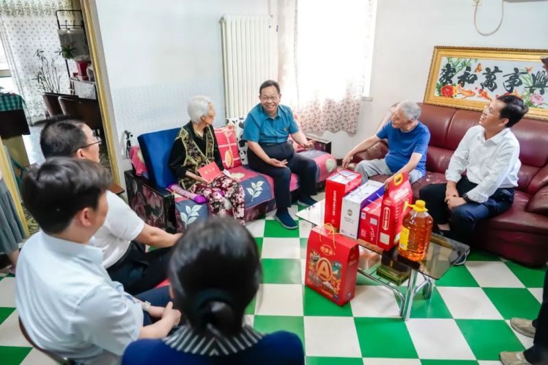 孙新军走访慰问老党员，“七一”前后东城还有这些活动.jpg