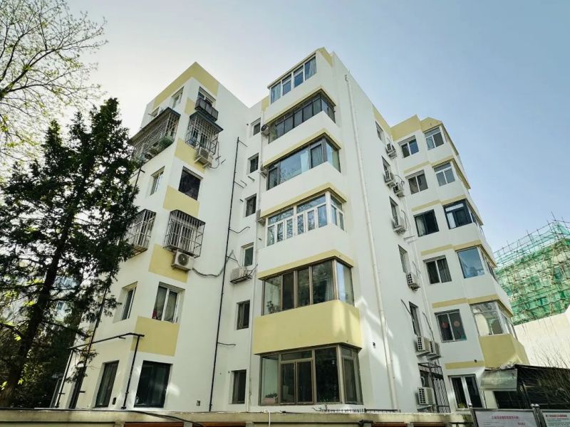 老楼改造只是“穿衣戴帽”？同步整治楼体与公共区域，看这个小区如何“美颜健体”.jpg