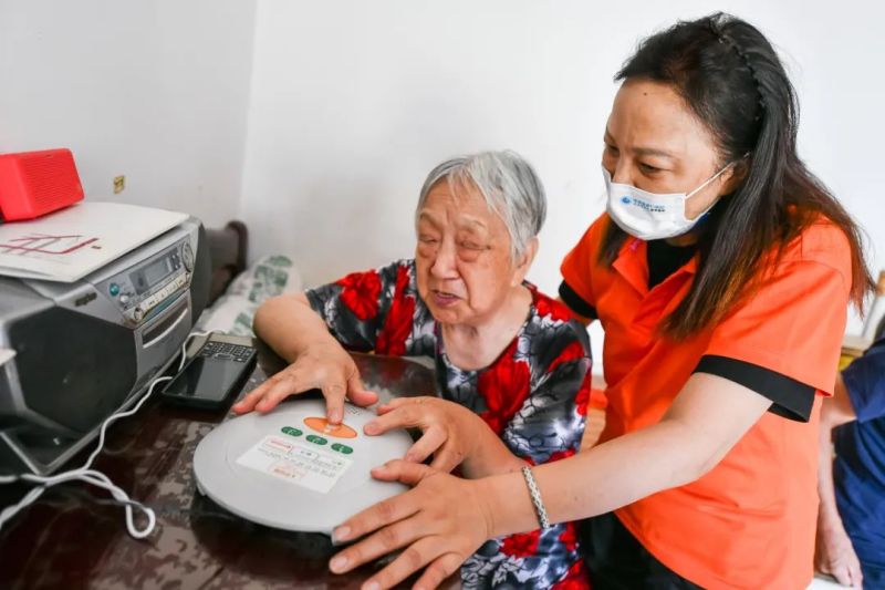 老人独自在家，发生紧急情况怎么办？一键呼，好使！.jpg