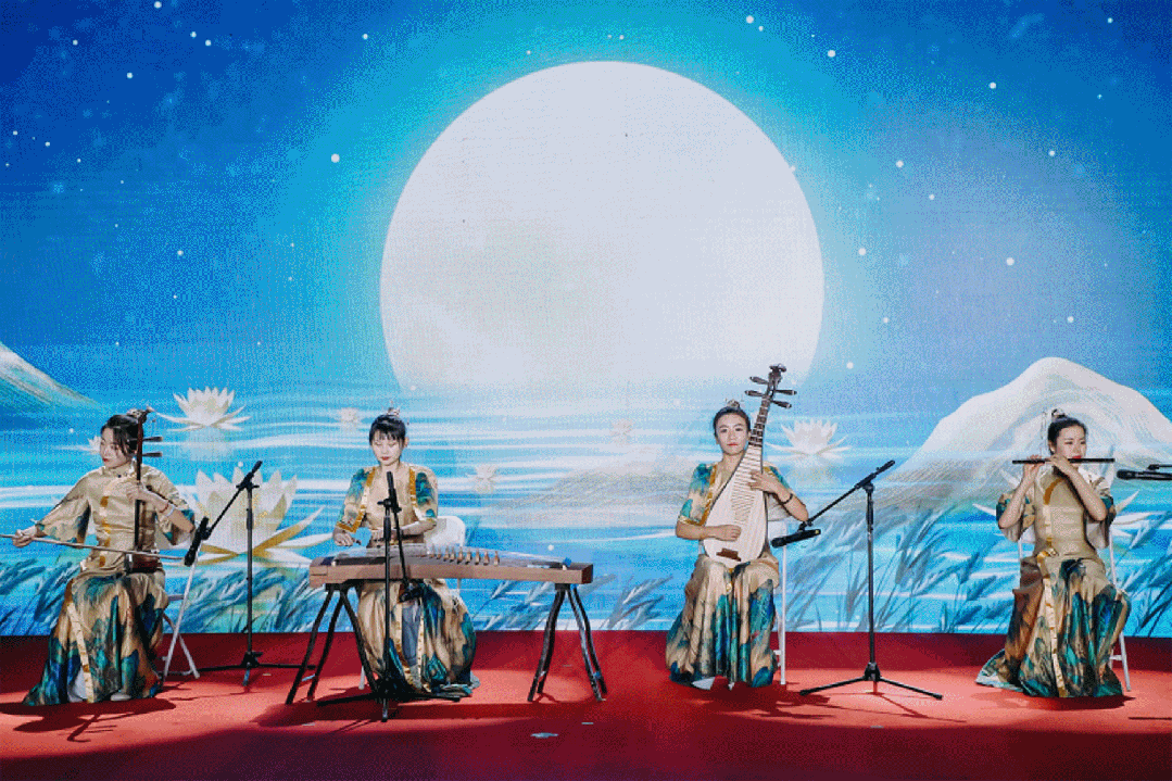 王府井前门成节日“顶流”！652万人逛东城，客流、销售双增长 (3).GIF