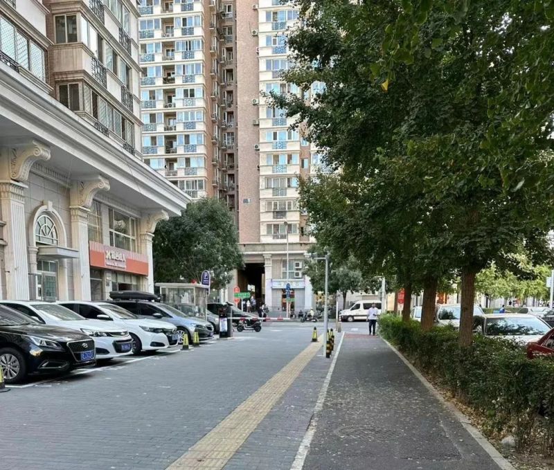乱停车难根治？街道“放大招”，“三不管”便道不堵了！ (1).jpg