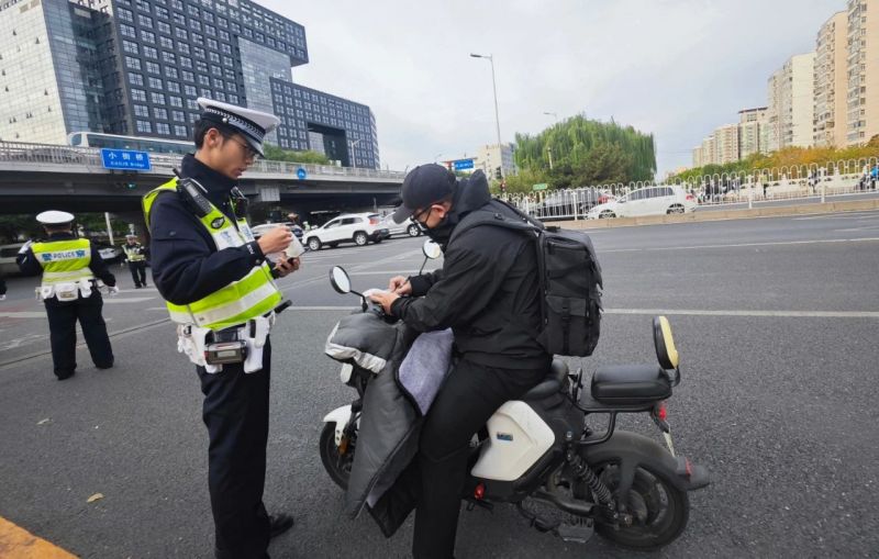 闯红灯、逆行、越线停车……东城严查12类路口交通违法 (1).jpg