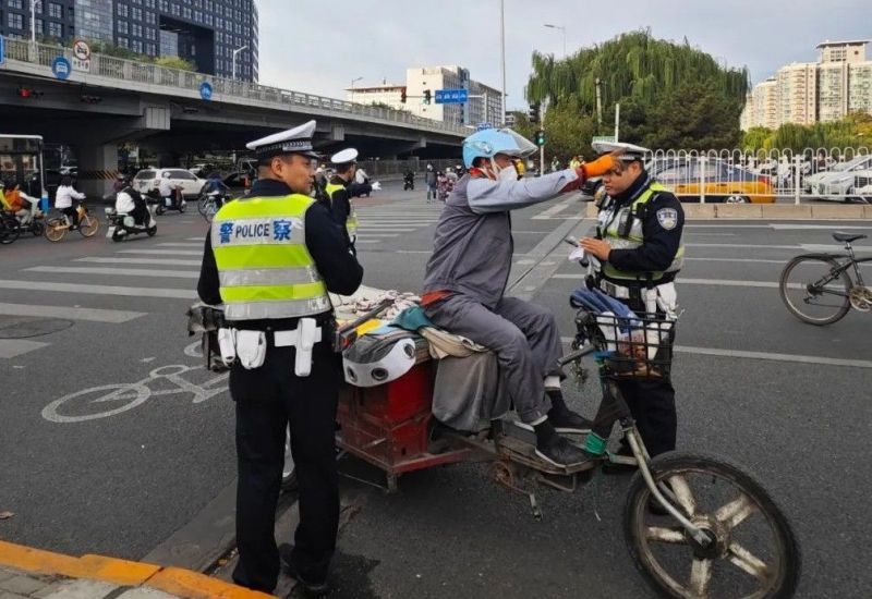闯红灯、逆行、越线停车……东城严查12类路口交通违法 (2).jpg