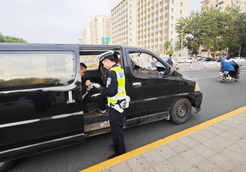 闯红灯、逆行、越线停车……东城严查12类路口交通违法 (3).jpg