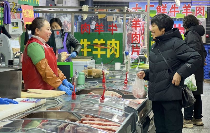 昨起禁用“生鲜灯”，记者探访_肉摊“素颜”待客，品质一目了然 (1).jpg