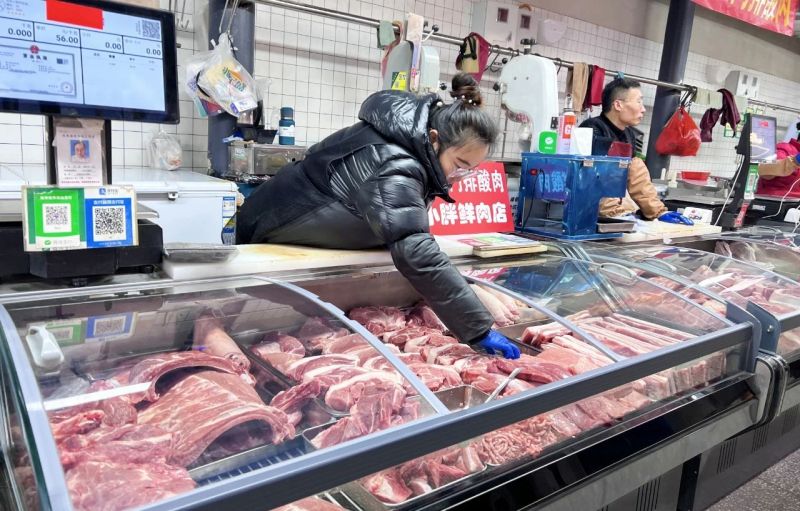 昨起禁用“生鲜灯”，记者探访_肉摊“素颜”待客，品质一目了然 (2).jpg