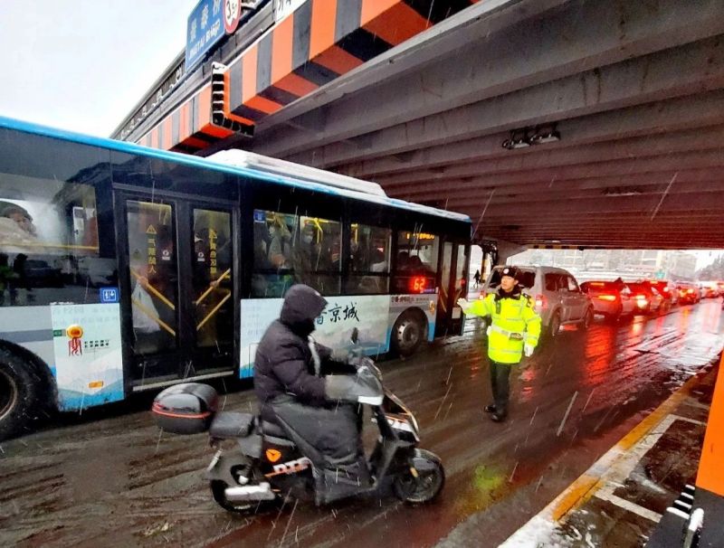 东城因你而美___大雪的浪漫，有他们温暖守护 (21).jpg