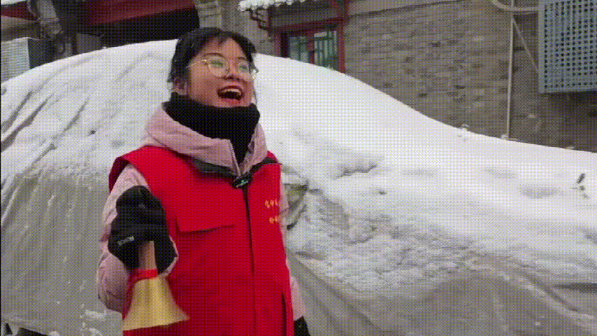 声声铃铛响，咱们扫雪去！.GIF
