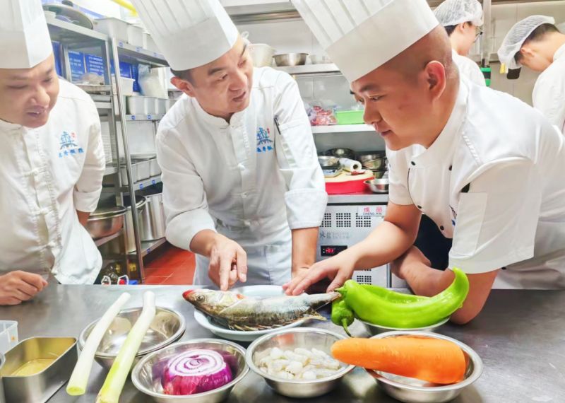 做好菜，传帮带！大厨扎根老字号，用美食传递幸福 (2).jpg