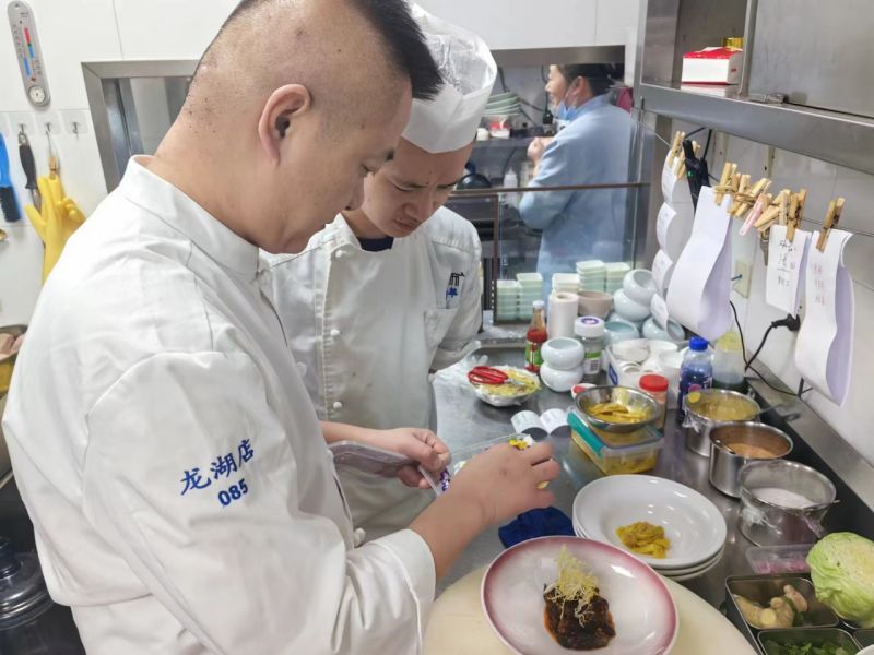 做好菜，传帮带！大厨扎根老字号，用美食传递幸福 (5).jpg