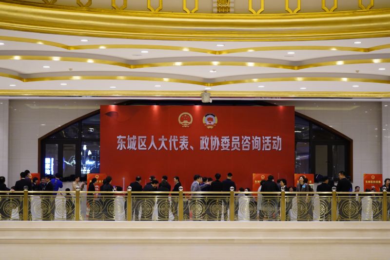 “一府两院”_40个职能部门现场摆摊！代表委员都问了啥_ (1).jpg