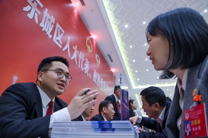 “一府两院”_40个职能部门现场摆摊！代表委员都问了啥_ (2).jpg