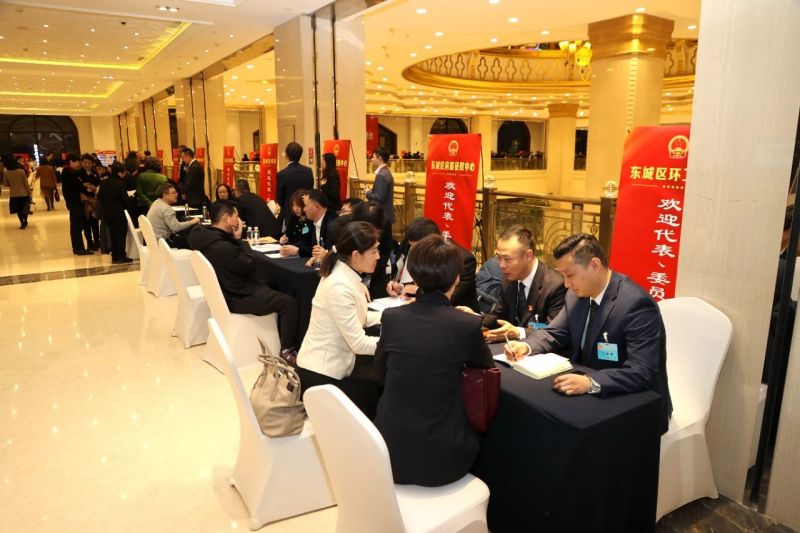 “一府两院”_40个职能部门现场摆摊！代表委员都问了啥_ (3).jpg