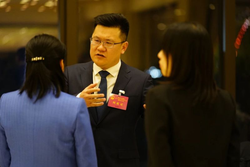 “一府两院”_40个职能部门现场摆摊！代表委员都问了啥_ (4).jpg