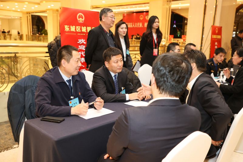 “一府两院”_40个职能部门现场摆摊！代表委员都问了啥_ (5).jpg