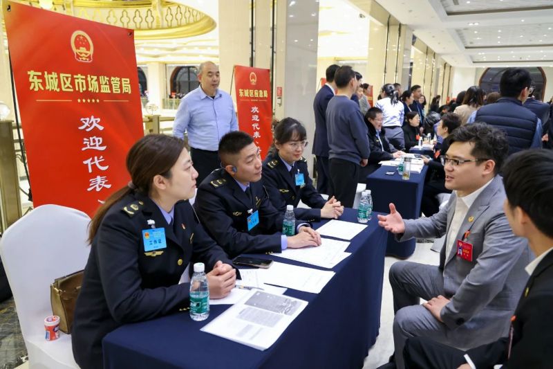 “一府两院”_40个职能部门现场摆摊！代表委员都问了啥_ (6).jpg