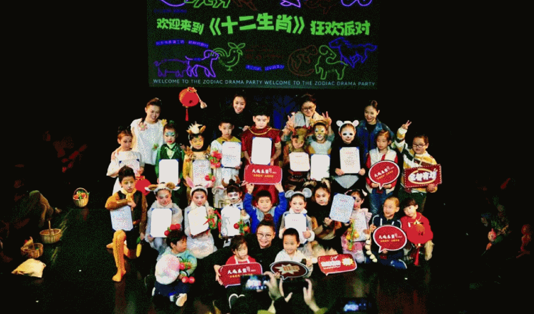 看戏只能坐观众席_东城“戏剧体验官”，超多新玩法 (1).GIF