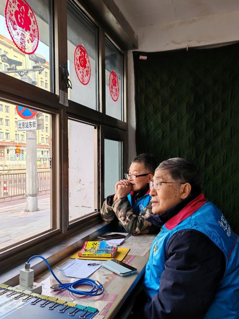 退休不褪色！他用14年的义务坚守，温暖回家路 (1).jpg