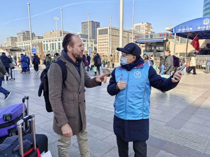 退休不褪色！他用14年的义务坚守，温暖回家路 (4).jpg