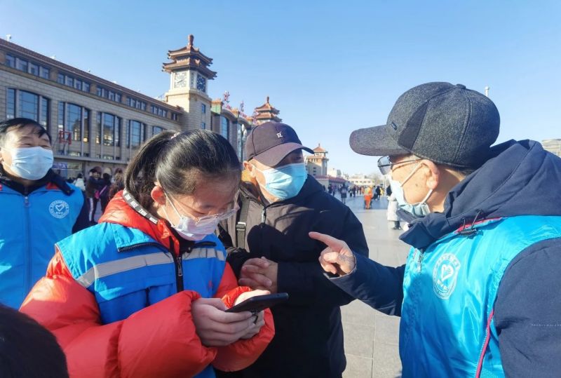退休不褪色！他用14年的义务坚守，温暖回家路 (5).jpg
