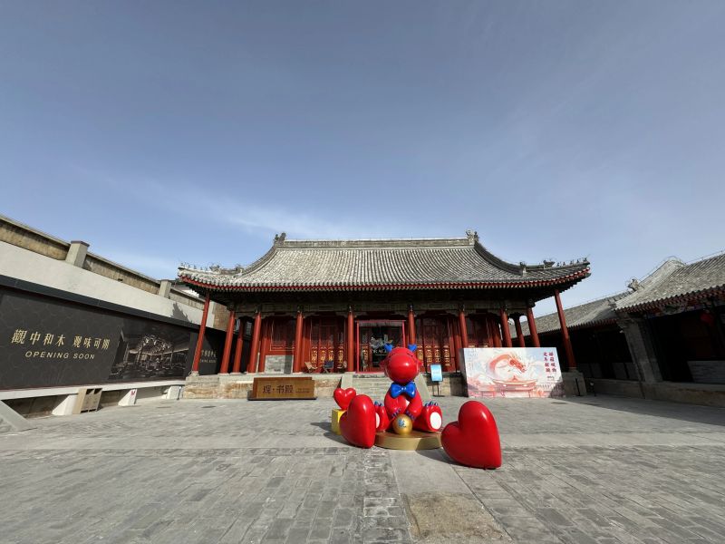 书店藏身古建，大殿里选书、打卡！读者走进700年宏恩观 (1).jpg