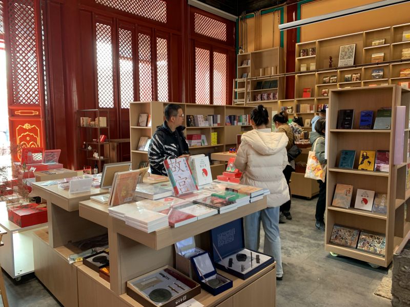 书店藏身古建，大殿里选书、打卡！读者走进700年宏恩观 (4).jpg