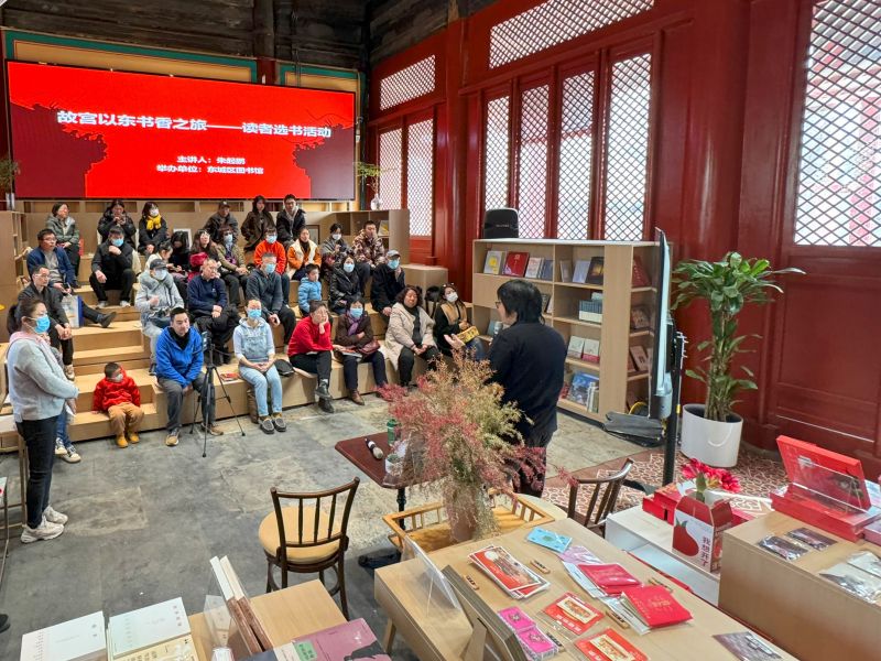 书店藏身古建，大殿里选书、打卡！读者走进700年宏恩观 (6).jpg