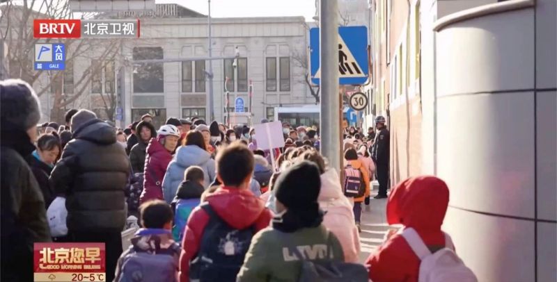 学校门口拥堵不安全？东城这样解决 (1).jpg