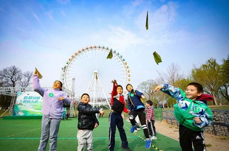 看~纸飞机飞过摩天轮！2024东城区清明节系列文化活动启动 (1).jpg
