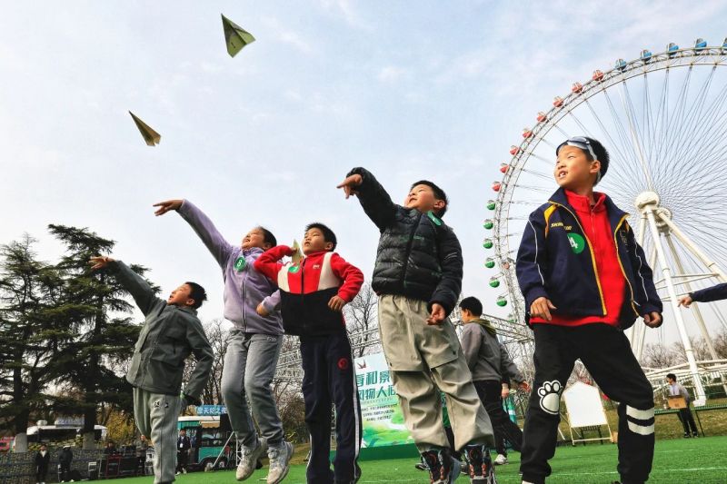 看~纸飞机飞过摩天轮！2024东城区清明节系列文化活动启动 (2).jpg