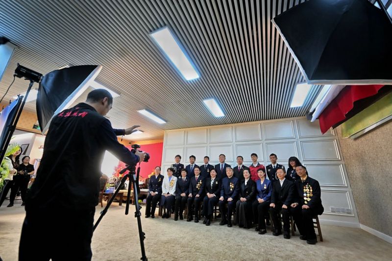 向劳动者致敬！百年老字号大北照相馆为劳模公益拍照 (1).jpg