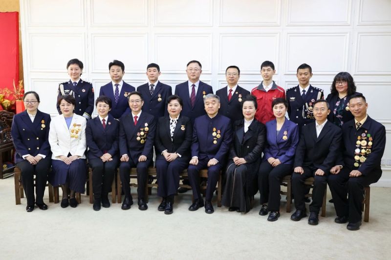 向劳动者致敬！百年老字号大北照相馆为劳模公益拍照 (10).jpg