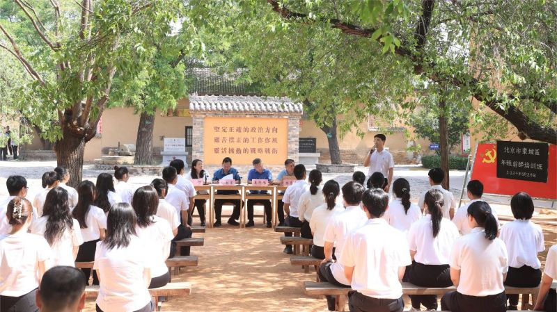 在抗大一分校旧址，孙新军为东城年轻干部讲了一堂“微党课” (1).jpg