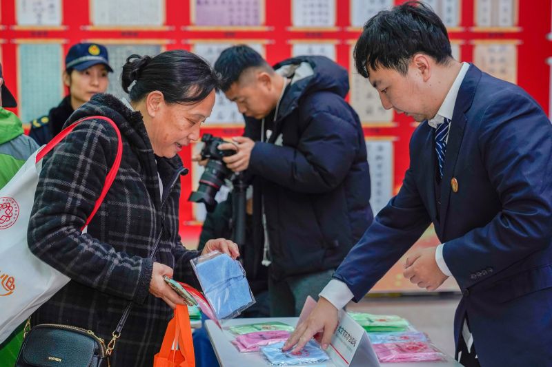 东城“宪法宣传周”启动，公民法治素养观测点授牌 (8).jpg