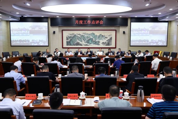 孙新军主持召开月度工作点评会，强调要坚定信心决心，全力实现上半年“双过半”.jpg