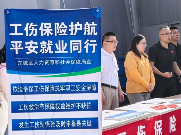 “一对一、面对面”!东城普法进工地→.jpg “一对一、面对面”!东城普法进工地→.jpg