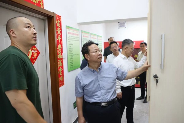孙新军检查防汛防台风工作,要求及时响应群众诉求,全力保障全区平稳安全度汛.jpg