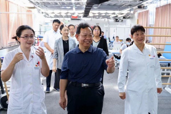 孙新军调研医疗卫生机构,强调要聚焦群众就医急难愁盼,以党建引领服务提质增效1.jpg
