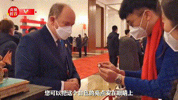 这个北大毕业的东城小伙儿， 捏面人捏成了“网红”.gif