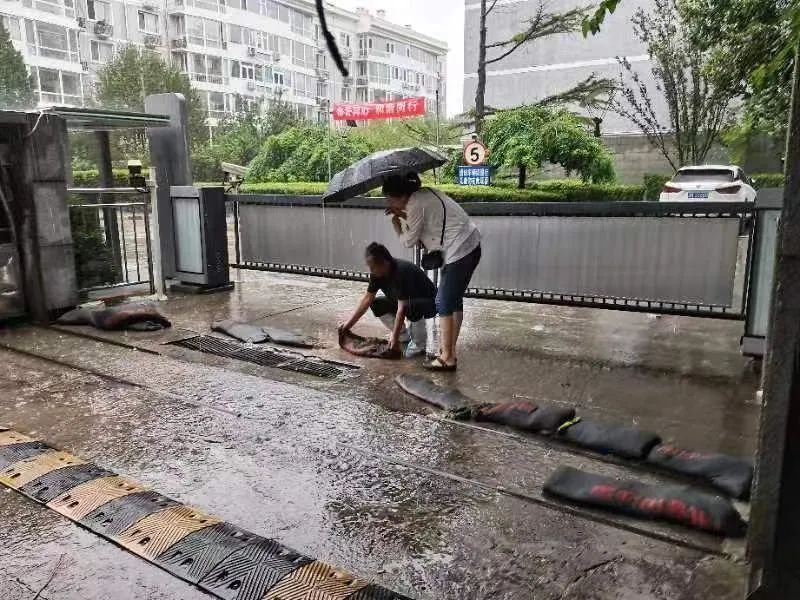 坚守，奋战！东城全力以赴应对强降雨14.jpg