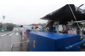 坚守在岗，冲锋在前！雨中，他们为东城保驾护航3.gif