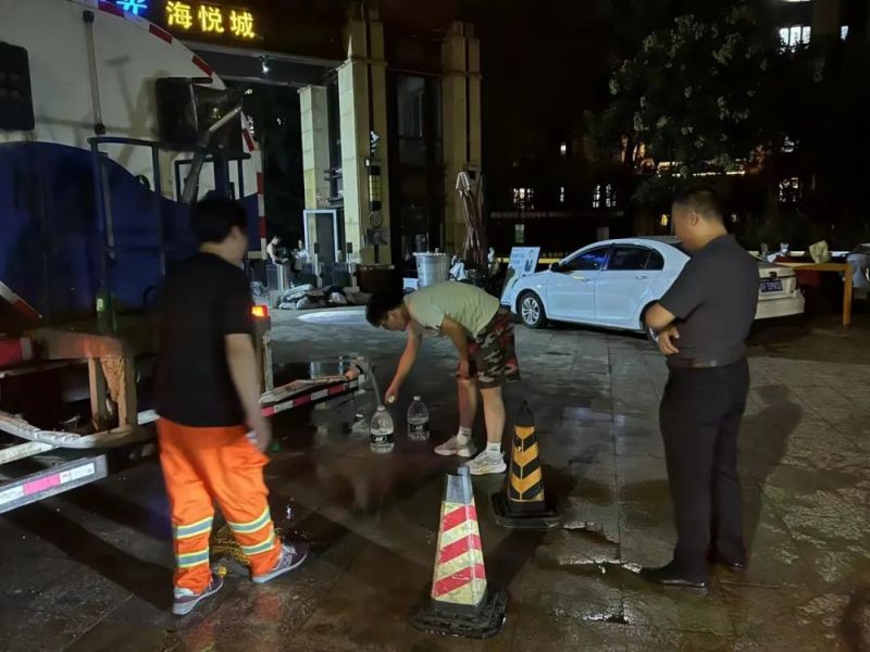 让党旗在救灾和重建一线高高飘扬：东城区全力支援房山区、门头沟区灾后恢复重建3.jpg