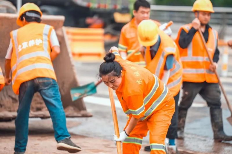 让党旗在救灾和重建一线高高飘扬：东城区全力支援房山区、门头沟区灾后恢复重建4.jpg
